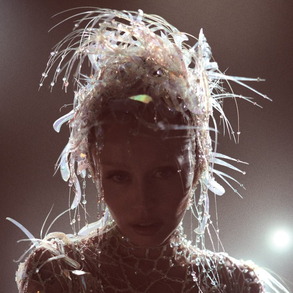 Miley Cyrus új albuma egyesíti a zene, a divat és a film világait Miley Cyrus új albuma egyesíti a zene, a divat és a film világait